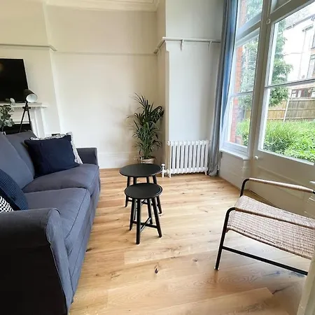 Centrally Located Studio Flat Sleeps 4